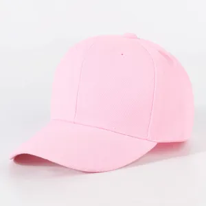 Rosa Baseballcap Detailansicht mit strukturierter fester Krone und breitem Schirm.