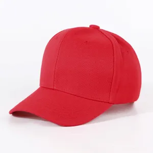 Nahaufnahme des klassischen einfarbigen roten Baumwoll-Baseballcaps mit feiner Textur.