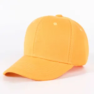Oranger Baseballcap Detailansicht, einfarbiger Baumwolltwill mit fester Krone und gebogenem Schirm.
