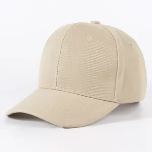 Khakifarbene Baseballcap mit fester Krone und breitem Schirm für klassisch stilvollen Look.