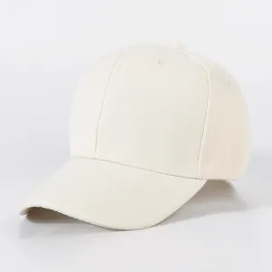 Einfarbige weisse Baseballkappe mit breitem Schirm und fester Krone fuer den Alltag.
