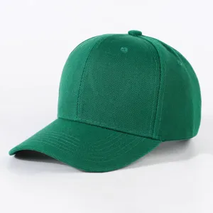 Detailansicht der gruenen Baseballkappe, Nahaufnahme von Struktur und gebogenem Schirm.