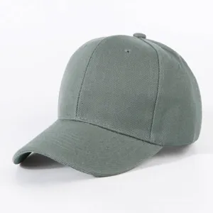 Detailansicht der soliden grauen Baseballkappe mit feiner Stofftextur und strukturierter Krone.