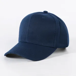 Nahaufnahme der marineblauen Baseballkappe mit fester Struktur und vorgeformtem Schirm.