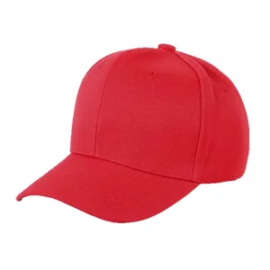 Klassische einfarbige rote Baseballkappe mit fester Krone und breiter Krempe im Alltag.