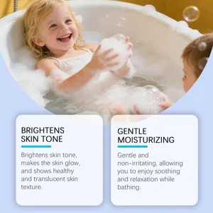 Kinderbadbom detail met schattig kind dat met bellen speelt en zachte hydraterende werking.