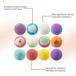 Primer plano detalle de 12 bombas de baño coloridas, juego de bolas aromáticas para niños
