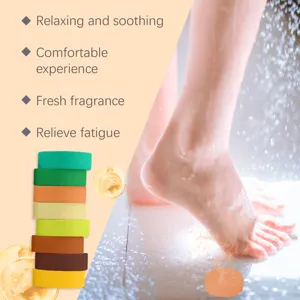 Aromatherapie Duschtablette Detailansicht mit bunten Tabs und entspannender Badeszene.