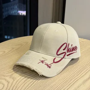 Beige distressed Baseballkappe für Damen, stilvolles gesticktes Design, gebogene Schirmmütze.