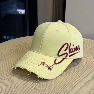 Gelbe, verwaschene Baseballkappe mit bestickter Shine-Aufschrift für lässigen Sonnenschutz.