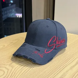 Verwitterte Baseballcap für Damen im Herbst und Frühling mit stylischer Stickerei.