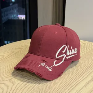 Verwischte Damen Baseball Cap mit weißer Stickerei, modische Freizeitmütze für den Sommer.