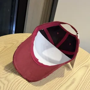 Rote Baseballkappe für Damen im Vintage Stil mit gewaschener Krempe für den Alltag.