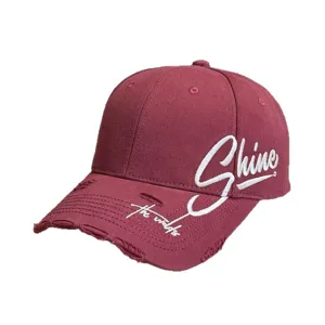 Bequeme Damen Baseballcap in Dunkelrot mit besticktem Text und coolem Used-Look für Freizeit.
