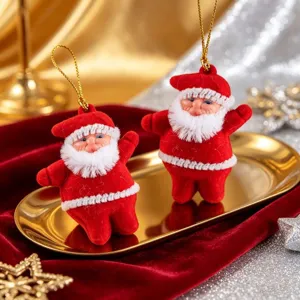 Mini babbo natale rosso sospeso, primo piano dettagliato per la decorazione dell'albero.