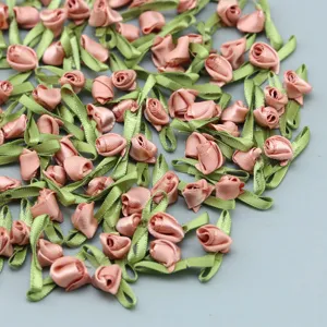 Capullos de rosa de cinta con hojas, 2.5cm flores de tela para manualidades y decoración.