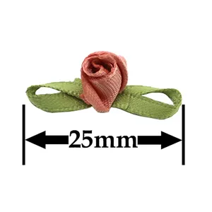 Vista detallada de un capullo de rosa de cinta rosa de 25mm con hojas verdes para manualidades.