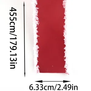 Vista dettagliata del nastro natalizio rosso sfrangiato con filo, ideale per regali.