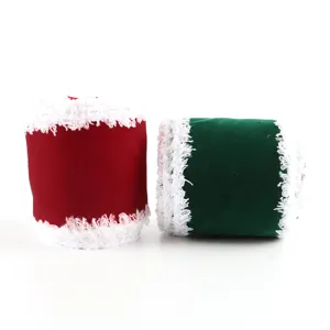 Primo piano dettagliato di rotoli di nastro natalizio con bordi in morbido peluche rosso e verde.