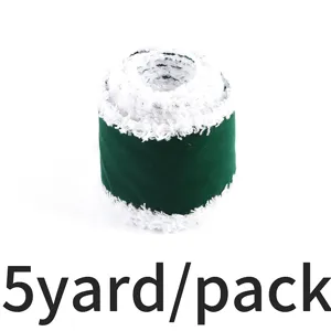Vista dettagliata del nastro natalizio in velluto verde con bordo in peluche bianco, 5 yard.