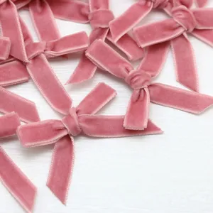 Lazos de cinta de terciopelo rosa para accesorios de pelo DIY y embalaje de regalo.