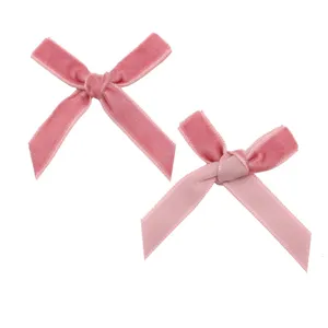 Detalle de lazos de terciopelo rosa, perfecto para envolver regalos y accesorios de pelo DIY.