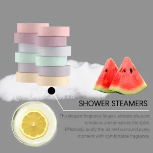 Detalle de pastillas de ducha aromáticas coloridas con espuma y extractos de fruta fresca.