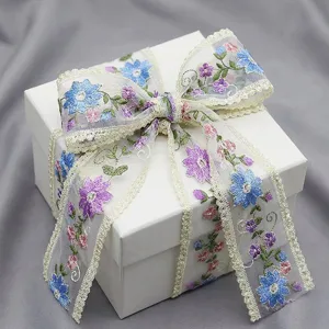 Hermosa cinta de encaje bordada con flores vintage para envolver regalos y decoración.