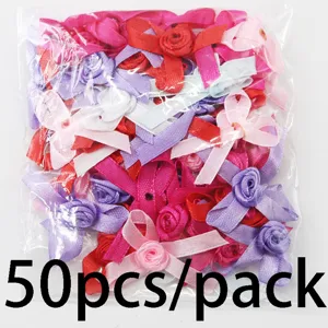 Detalle en primer plano de lazos de rosas de cinta de satén de colores para manualidades y regalos.