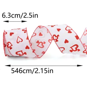 Gros plan détaillé du ruban décoratif avec des cœurs pailletés rouges et dimensions précises.