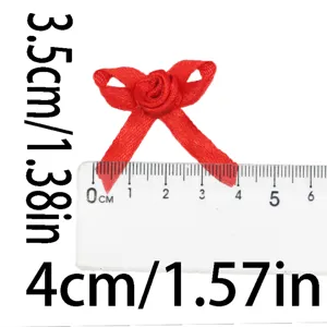 Vista detallada del lazo de cinta roja con forma de rosa, ideal para manualidades DIY.