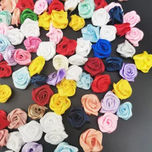 Vue detaillee de roses en ruban de 1.5cm, mini fleurs en satin pour bouquets de mariage et loisirs.