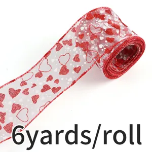 Ruban transparent à cœurs pailletés rouges avec bord filaire, idéal pour fête de mariage.