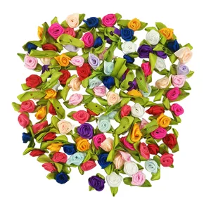 Rosas de cinta coloridas con hojas verdes para manualidades, decoración de vestidos y accesorios.
