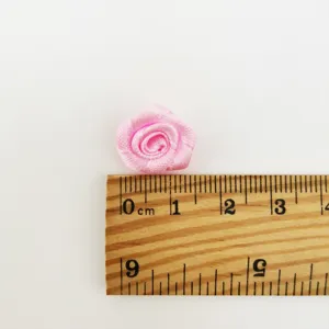 Fleur de rose en ruban rose de 1.5cm, vue de detail pour bouquets de mariage DIY.