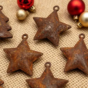 Pendentifs de Noel en metal rouille etoile et sapin avec finition vintage pour deco.