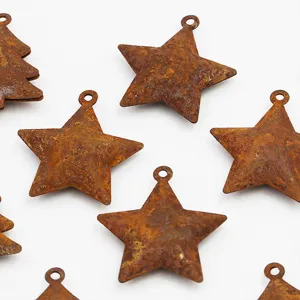 Pendentifs rétro en métal rouillé étoile et sapin pour décoration de Noël rustique.