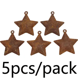 Gros plan détaillé de pendentifs en étoile en métal rouillé vintage avec texture et anneau.