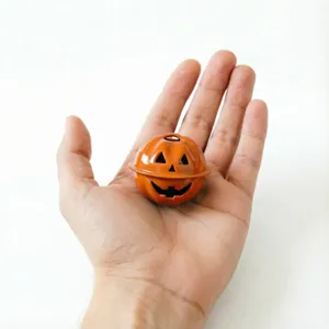 Incantevole campanella di zucca in metallo da 3 cm, ideale per fai da te di Halloween e decoro.