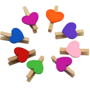 Nahaufnahme von bunten Holzherz-Clips, Mini-Fotoklammern für Hochzeits- und Party-Dekoration.