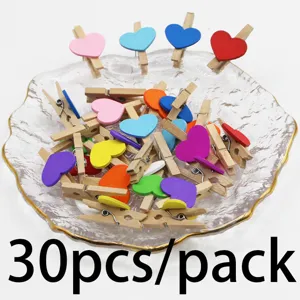 Bunte kleine Holzklammern mit Herz für Handwerk, Hochzeit, Party und Fotodekoration.