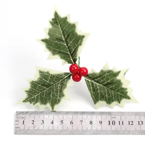 Feuilles de houx de Noël artificielles avec baies rouges, parfaites pour la décoration de fête DIY.