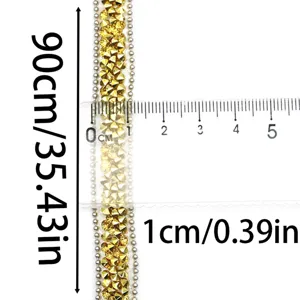 Vue détaillée de la bande de strass en résine autocollante de 1 cm de large pour le bricolage.