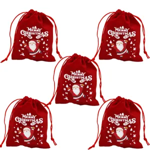Vista dettagliata dei sacchetti regalo di Natale in velluto rosso confezione da 5 con Babbo Natale.