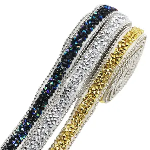Gros plan détail de ruban strass résine brillant 1cm maille cristal scintillante pour loisirs.