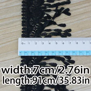 Schwarze Spitzenborte DIY Nähhandwerk Detail zeigt 7 cm Breite und 91 cm Länge mit Lineal.