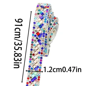 Gros plan détaillé de ruban adhésif en strass coloré, bordure en cristal scintillant.