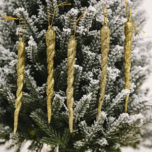Nahaufnahme von goldenen Glitzer Eiszapfen Christbaumschmuck, festliche Weihnachtsdeko Details.
