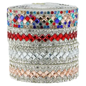 Gros plan sur un rouleau de ruban de strass scintillant, bordure diamant pour le bricolage