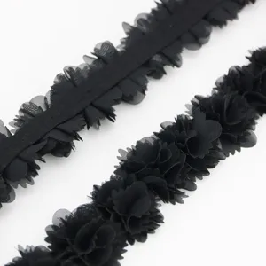 Dettaglio ravvicinato di nastro in pizzo di chiffon nero per cucito fai-da-te e decorazioni.